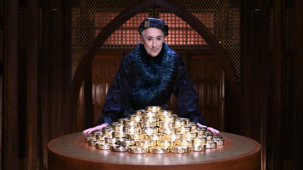 Alan Cumming hosts Traitors UK Season 4 (PC: Peacock)